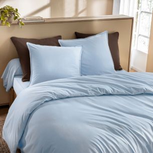 Parure de lit 2 personnes bleu ciel avec couette et oreillers bien gonflants