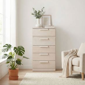 Chiffonnier 5 tiroirs imitation bois clair dans une ambiance