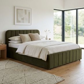 Lit coffre en velours kaki dans une chambre moderne et lumineuse