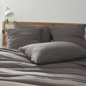 Taie d'oreiller à carreaux double gaze de coton anthracite (décor fond blanc)