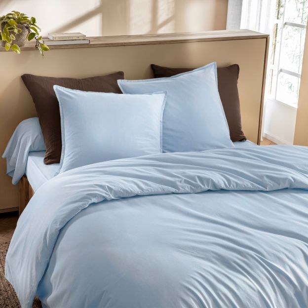 Parure de lit 2 personnes bleu ciel avec couette et oreillers bien gonflants