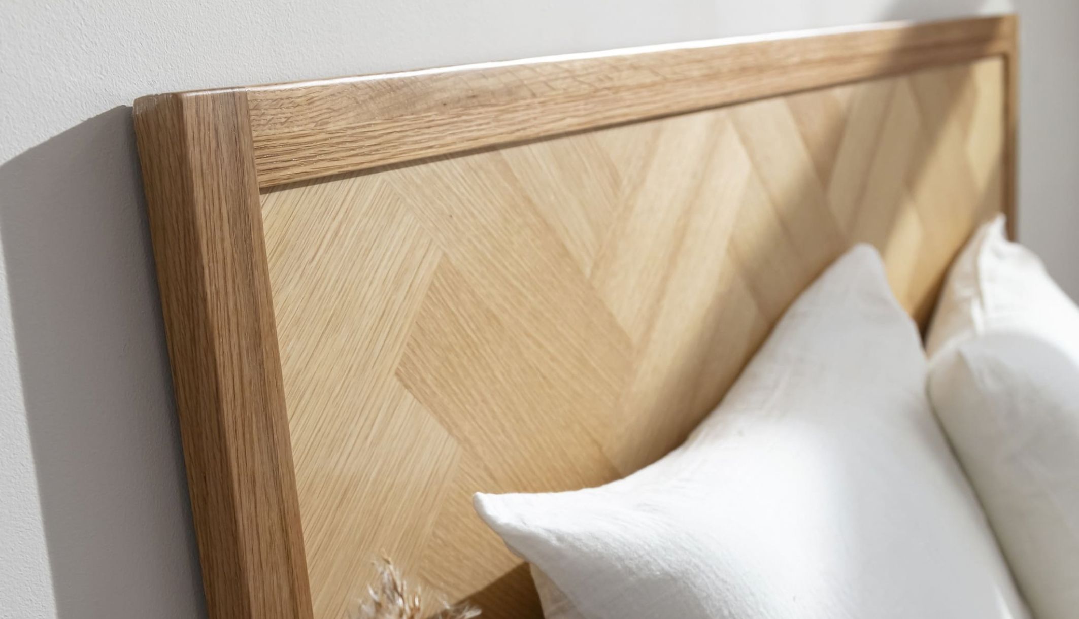 Tête de lit en chêne massif  dans une chambre moderne et lumineuse