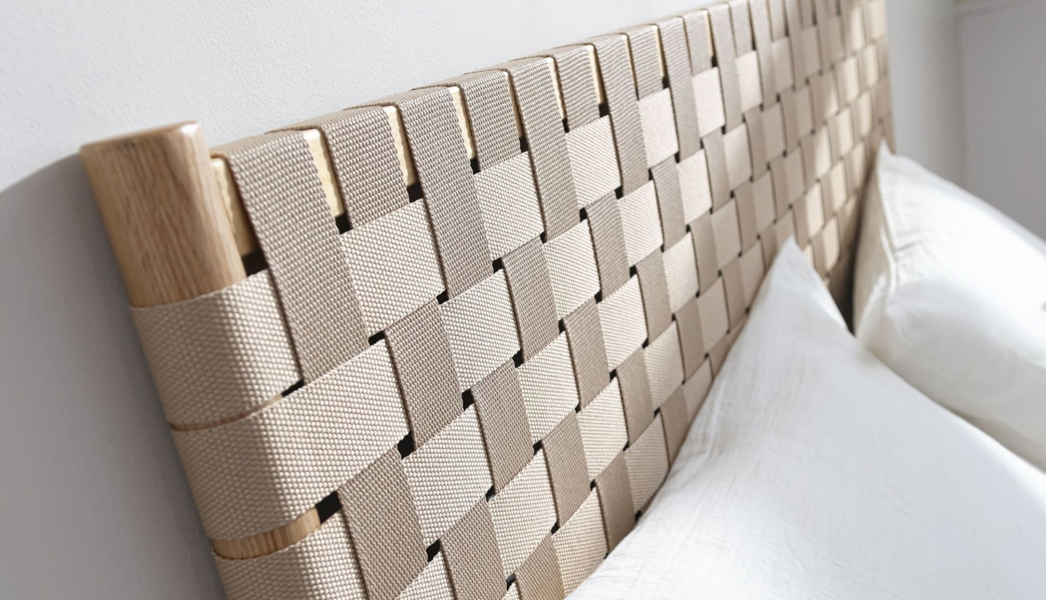 Tête de lit lanières dans une chambre moderne et lumineuse