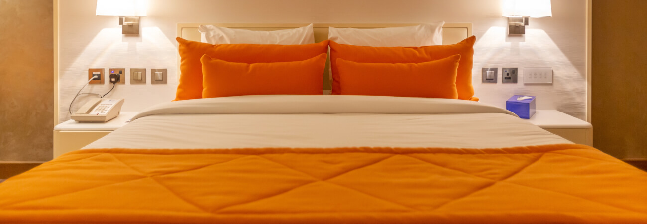 grand lit d'hôtel blanc orange