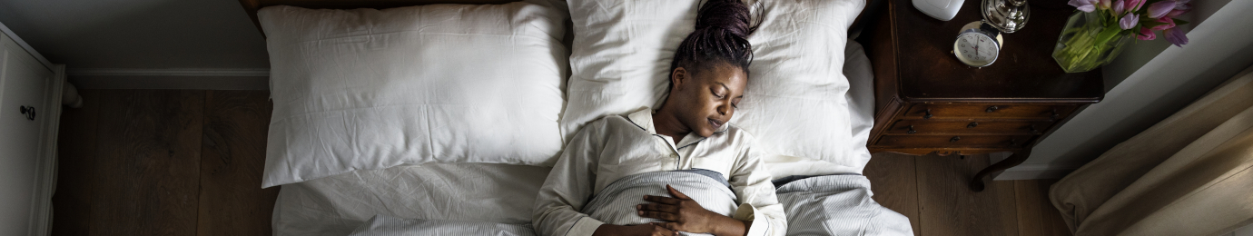 Femme en train de dormir sur le dos Femme en train de dormir sur le dos