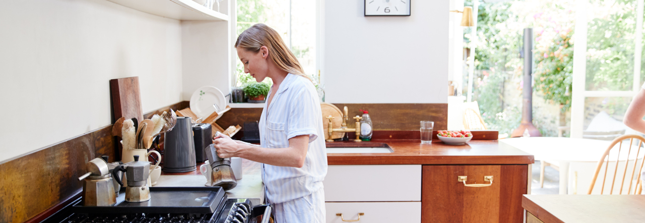 femme dans une cuisine se faisant un thé