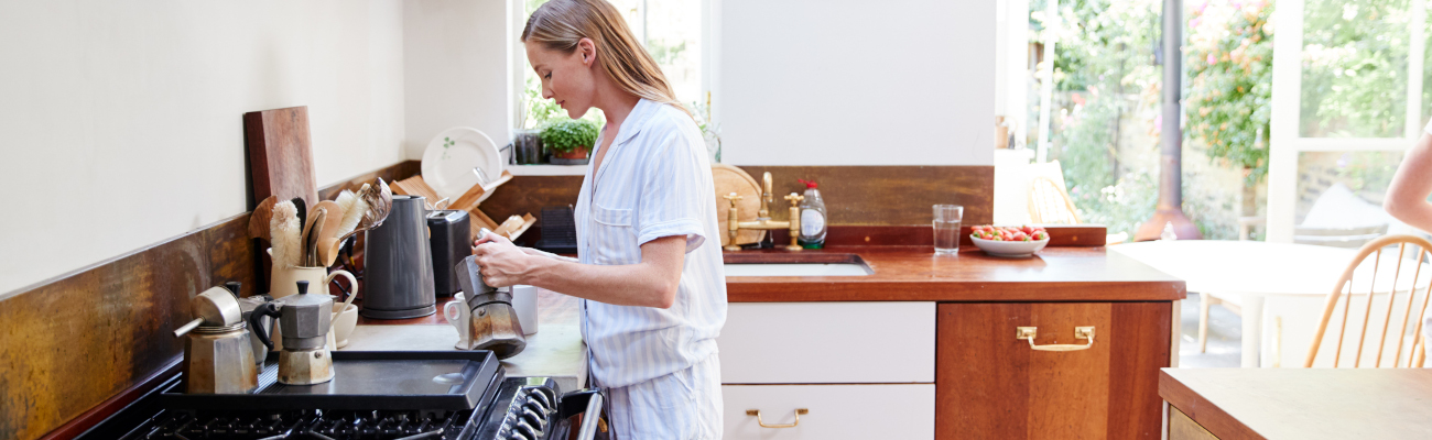 femme entrain de se servir du café dans une cuisine