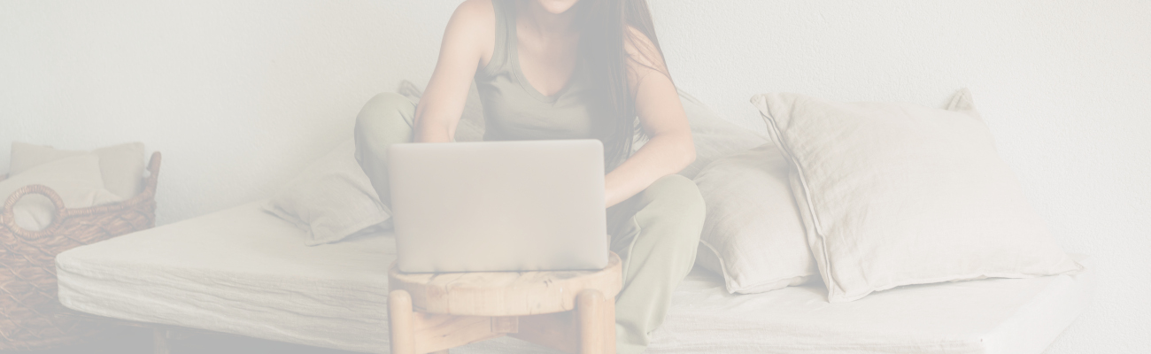 jeune femme assise devant un laptop