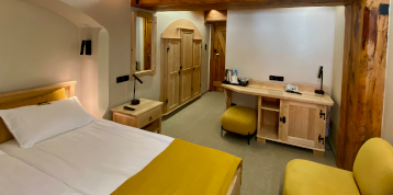 chambre hotel jaune et bois