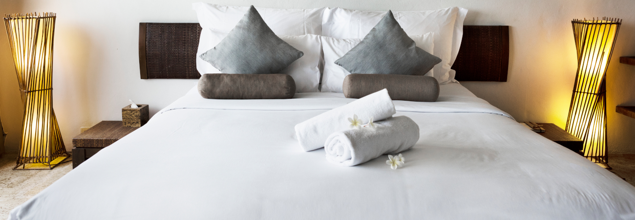beau lit blanc chambre d'hôtel