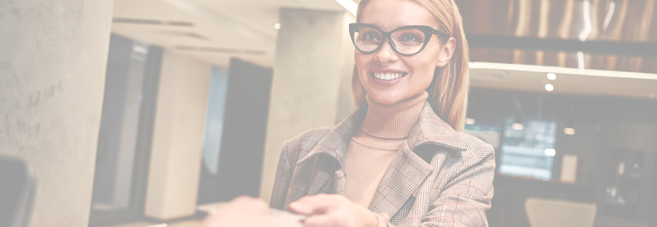 femme souriante portant des lunettes